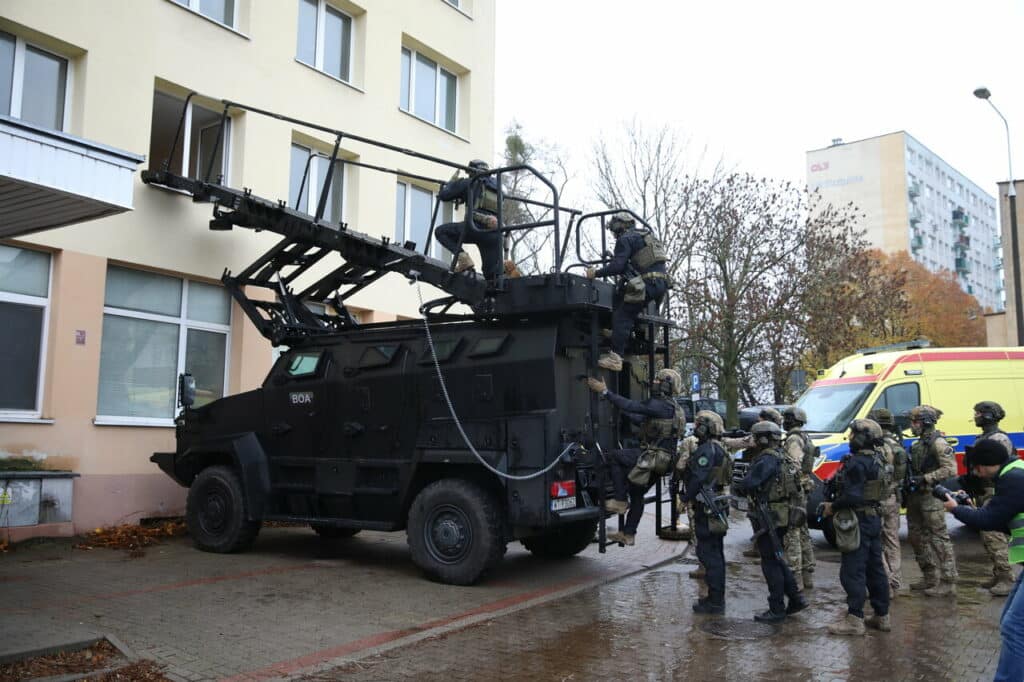 Specjalne oddziały BOA w Olsztynie. - Kontrterroryści BOA prowadzą działania taktyczne w Olsztynie