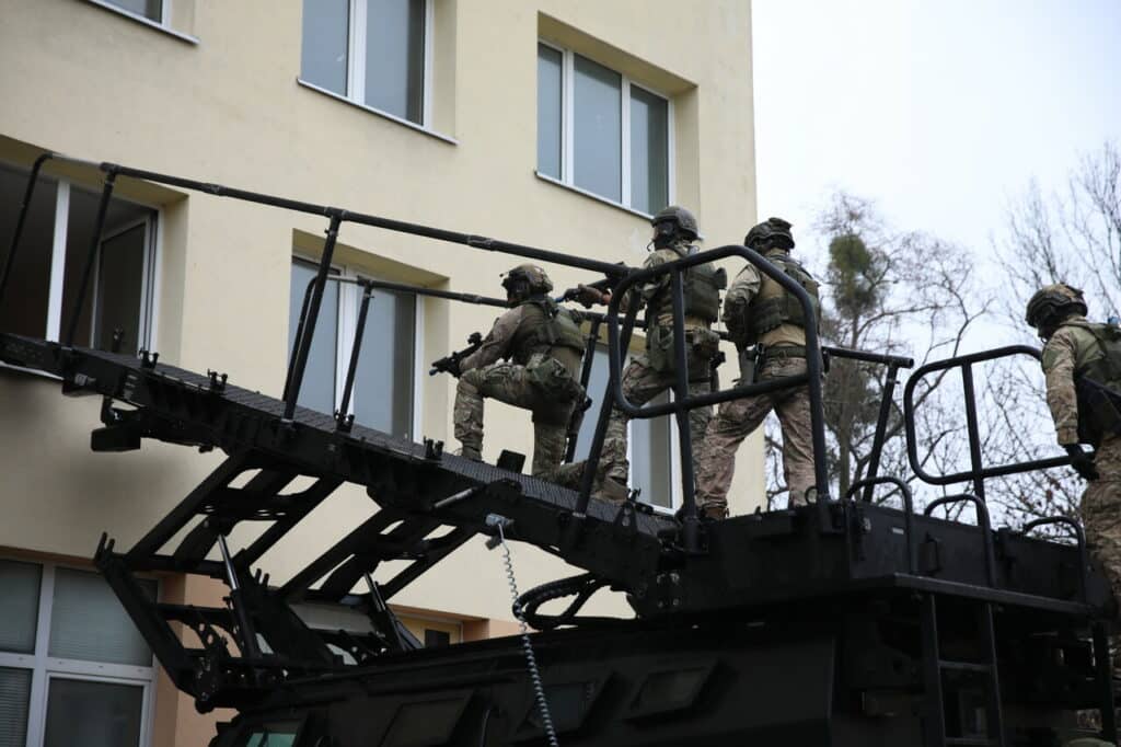 Specjalne oddziały BOA w Olsztynie. - Kontrterroryści BOA prowadzą działania taktyczne w Olsztynie
