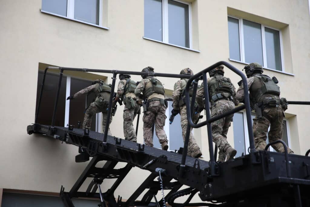 Specjalne oddziały BOA w Olsztynie. - Kontrterroryści BOA prowadzą działania taktyczne w Olsztynie