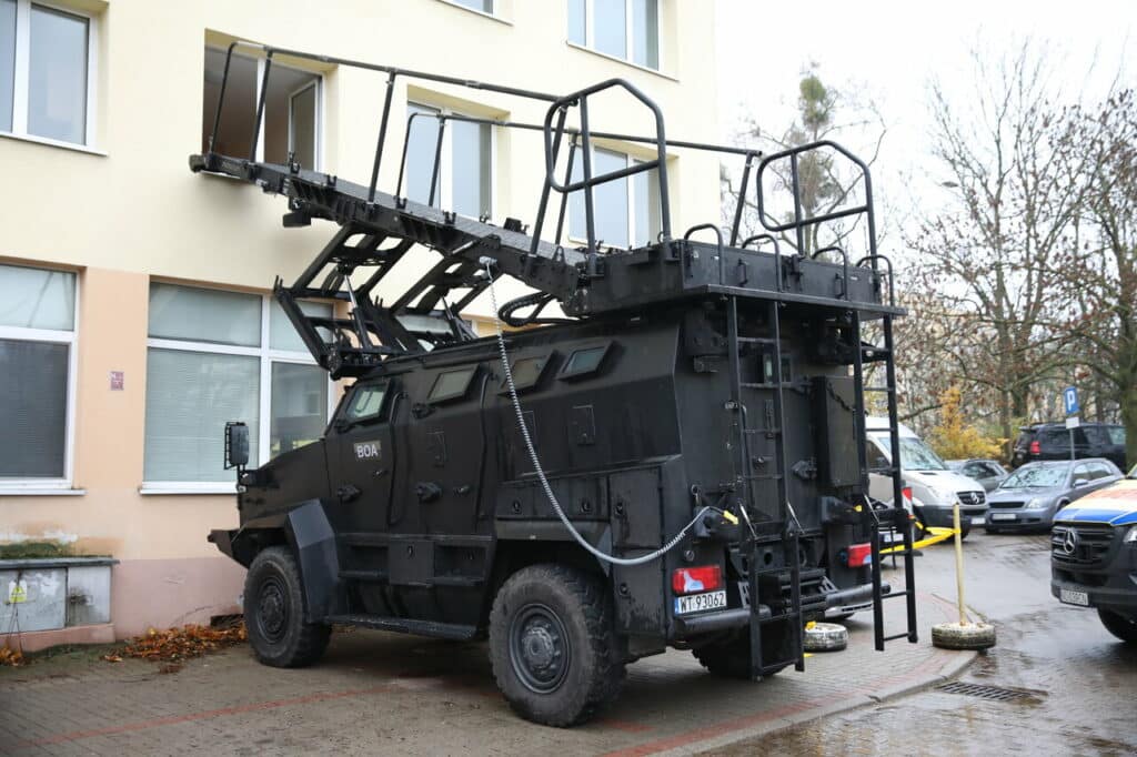 Specjalne oddziały BOA w Olsztynie. - Kontrterroryści BOA prowadzą działania taktyczne w Olsztynie