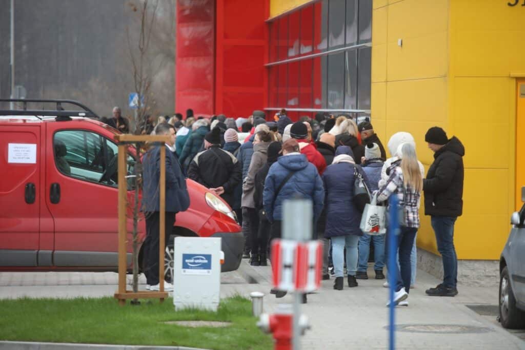 Salon ma aż dwa piętra. Zaglądamy do środka. - Tłumy na otwarciu Agata Meble w Olsztynie. Oto jak wygląda salon w środku
