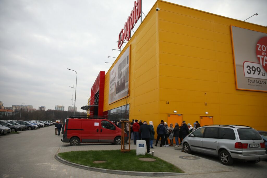 Salon ma aż dwa piętra. Zaglądamy do środka. - Tłumy na otwarciu Agata Meble w Olsztynie. Oto jak wygląda salon w środku