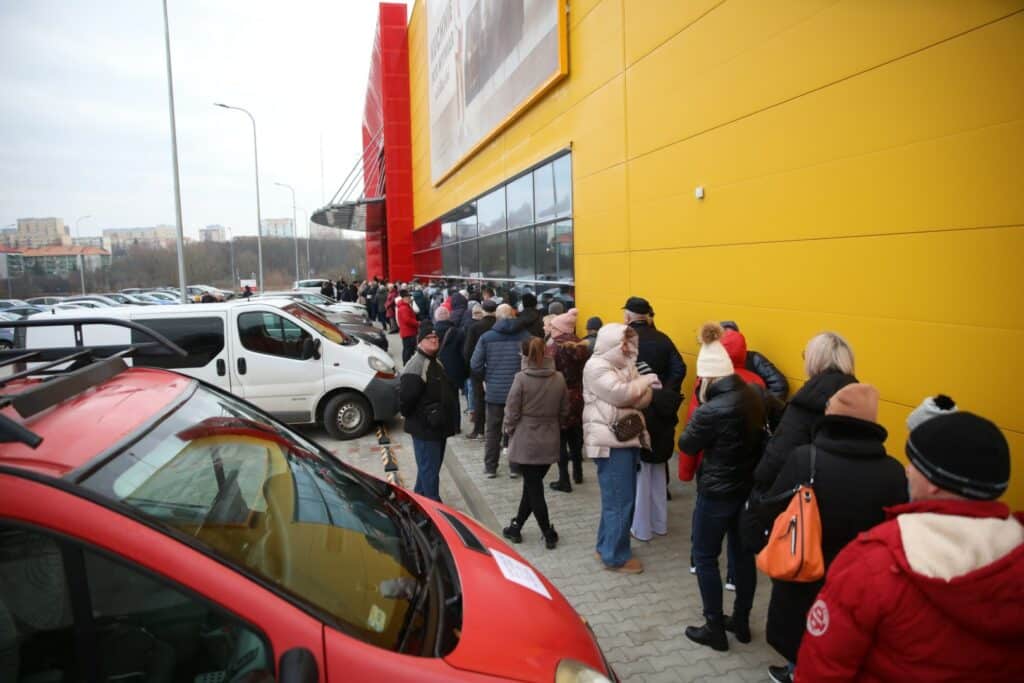 Salon ma aż dwa piętra. Zaglądamy do środka. - Tłumy na otwarciu Agata Meble w Olsztynie. Oto jak wygląda salon w środku