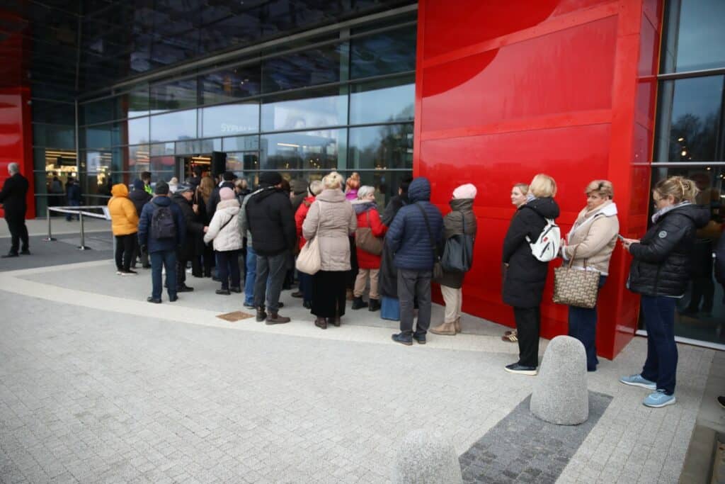 Salon ma aż dwa piętra. Zaglądamy do środka. - Tłumy na otwarciu Agata Meble w Olsztynie. Oto jak wygląda salon w środku
