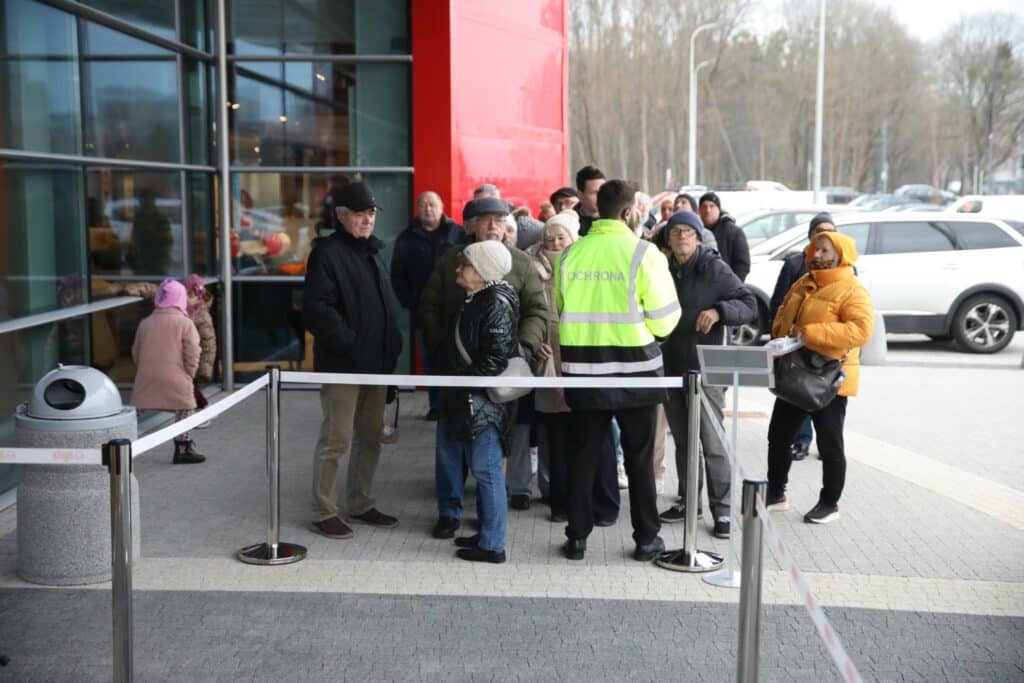 Salon ma aż dwa piętra. Zaglądamy do środka. - Tłumy na otwarciu Agata Meble w Olsztynie. Oto jak wygląda salon w środku