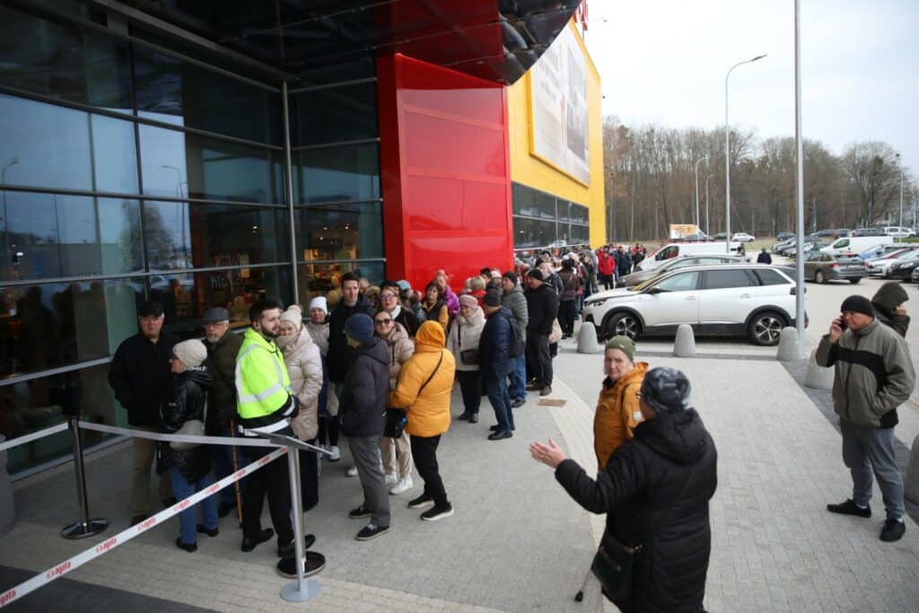 Salon ma aż dwa piętra. Zaglądamy do środka. - Tłumy na otwarciu Agata Meble w Olsztynie. Oto jak wygląda salon w środku