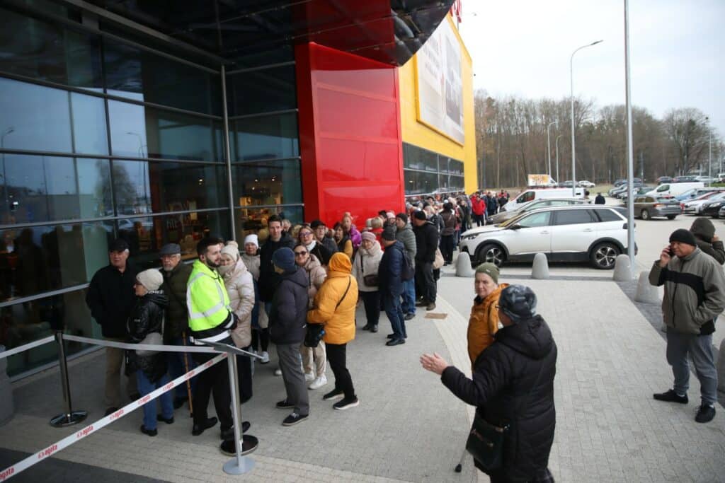 Salon ma aż dwa piętra. Zaglądamy do środka. - Tłumy na otwarciu Agata Meble w Olsztynie. Oto jak wygląda salon w środku