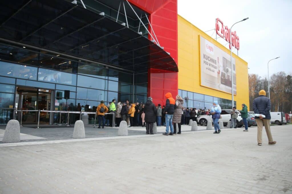 Salon ma aż dwa piętra. Zaglądamy do środka. - Tłumy na otwarciu Agata Meble w Olsztynie. Oto jak wygląda salon w środku