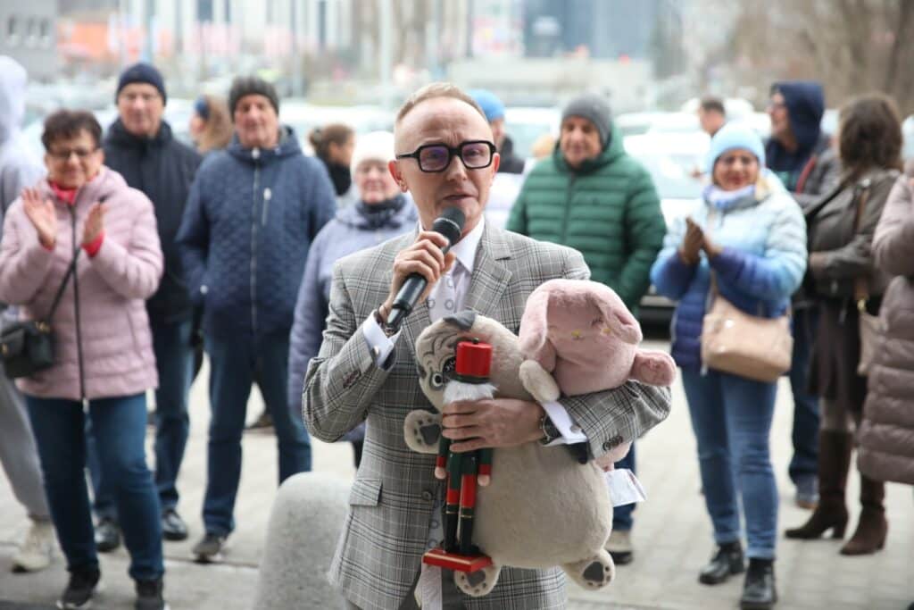 Salon ma aż dwa piętra. Zaglądamy do środka. - Tłumy na otwarciu Agata Meble w Olsztynie. Oto jak wygląda salon w środku