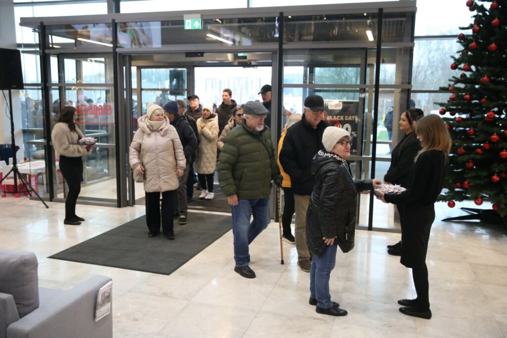 Salon ma aż dwa piętra. Zaglądamy do środka. - Tłumy na otwarciu Agata Meble w Olsztynie. Oto jak wygląda salon w środku