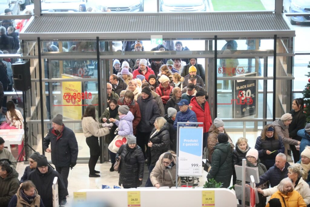 Salon ma aż dwa piętra. Zaglądamy do środka. - Tłumy na otwarciu Agata Meble w Olsztynie. Oto jak wygląda salon w środku
