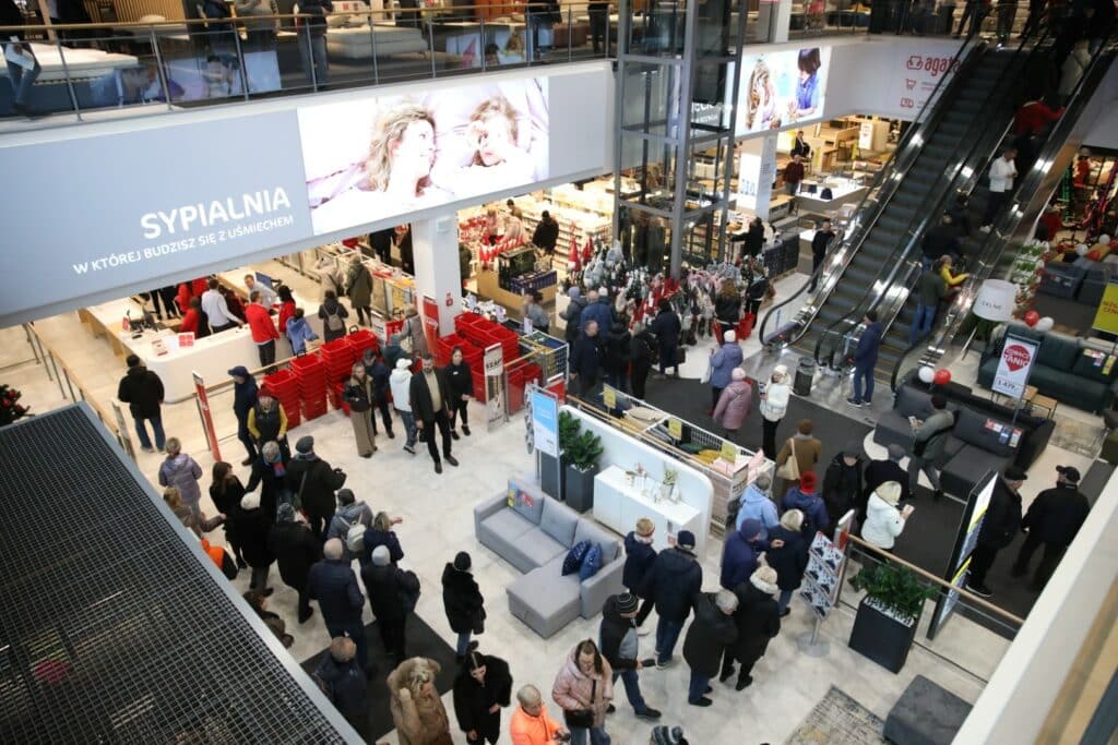 Salon ma aż dwa piętra. Zaglądamy do środka. - Tłumy na otwarciu Agata Meble w Olsztynie. Oto jak wygląda salon w środku
