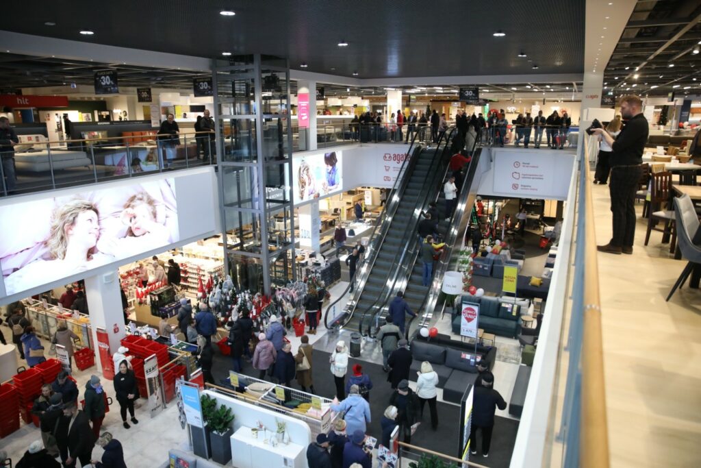 Salon ma aż dwa piętra. Zaglądamy do środka. - Tłumy na otwarciu Agata Meble w Olsztynie. Oto jak wygląda salon w środku