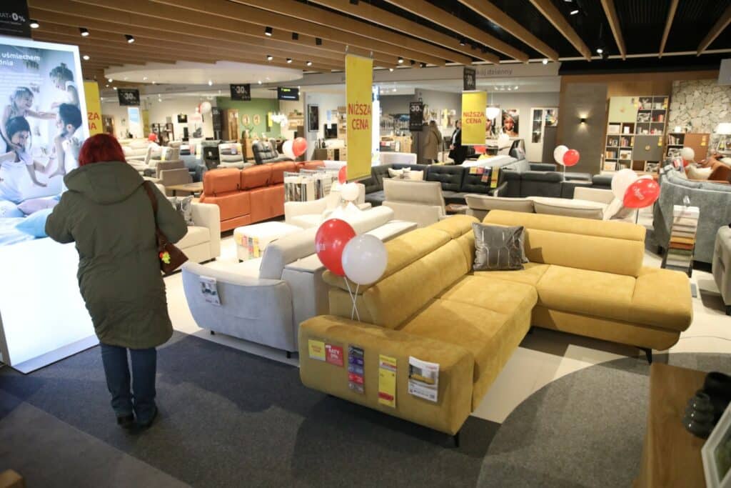Salon ma aż dwa piętra. Zaglądamy do środka. - Tłumy na otwarciu Agata Meble w Olsztynie. Oto jak wygląda salon w środku