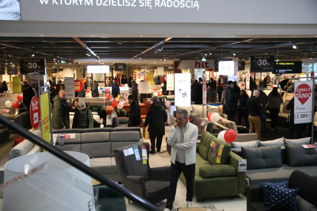 Salon ma aż dwa piętra. Zaglądamy do środka. - Tłumy na otwarciu Agata Meble w Olsztynie. Oto jak wygląda salon w środku