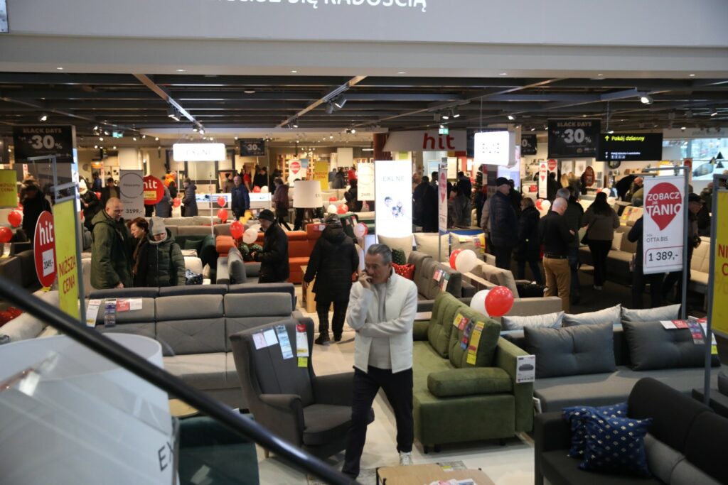 Salon ma aż dwa piętra. Zaglądamy do środka. - Tłumy na otwarciu Agata Meble w Olsztynie. Oto jak wygląda salon w środku