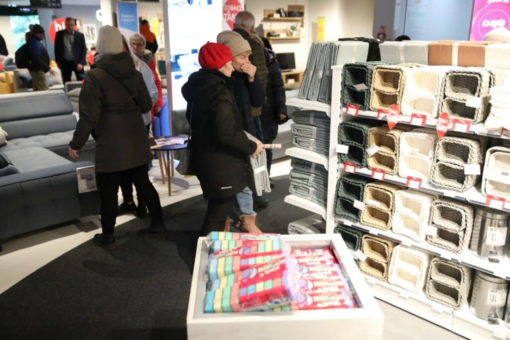 Salon ma aż dwa piętra. Zaglądamy do środka. - Tłumy na otwarciu Agata Meble w Olsztynie. Oto jak wygląda salon w środku