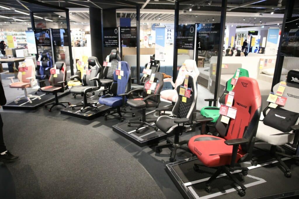 Salon ma aż dwa piętra. Zaglądamy do środka. - Tłumy na otwarciu Agata Meble w Olsztynie. Oto jak wygląda salon w środku