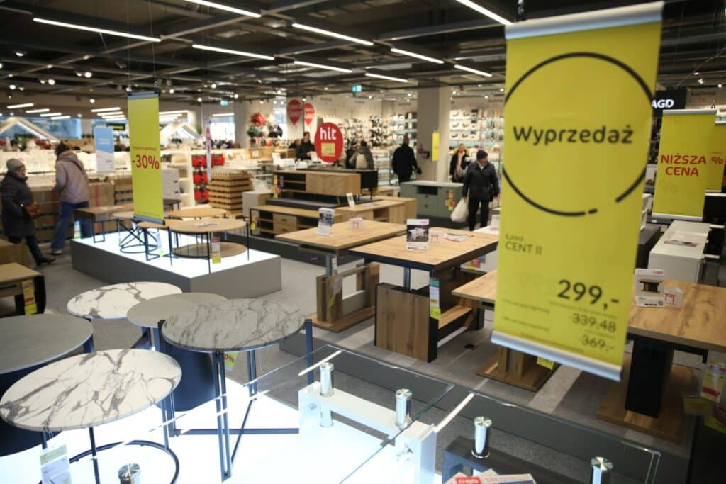 Salon ma aż dwa piętra. Zaglądamy do środka. - Tłumy na otwarciu Agata Meble w Olsztynie. Oto jak wygląda salon w środku