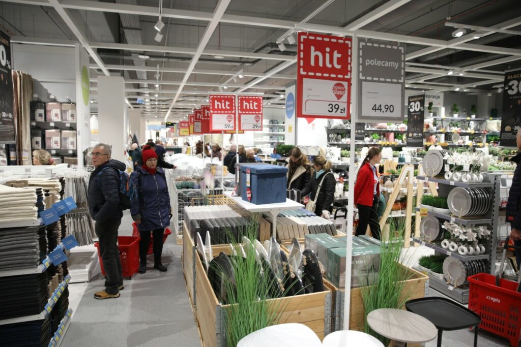 Salon ma aż dwa piętra. Zaglądamy do środka. - Tłumy na otwarciu Agata Meble w Olsztynie. Oto jak wygląda salon w środku