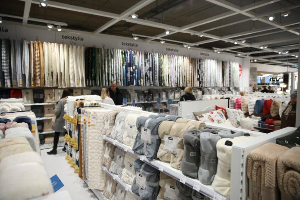 Salon ma aż dwa piętra. Zaglądamy do środka. - Tłumy na otwarciu Agata Meble w Olsztynie. Oto jak wygląda salon w środku