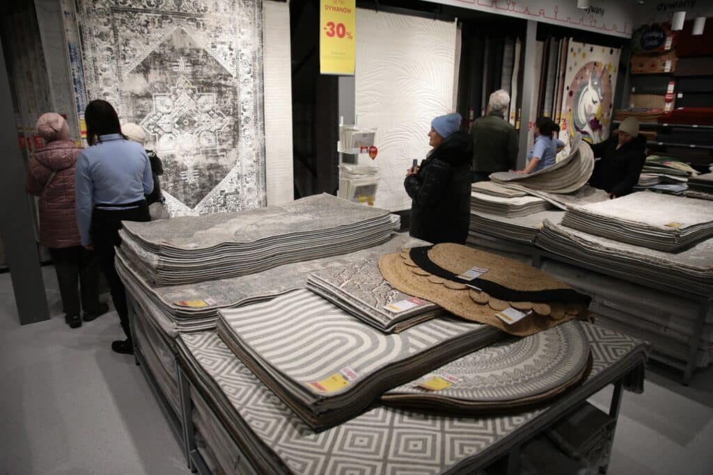 Salon ma aż dwa piętra. Zaglądamy do środka. - Tłumy na otwarciu Agata Meble w Olsztynie. Oto jak wygląda salon w środku