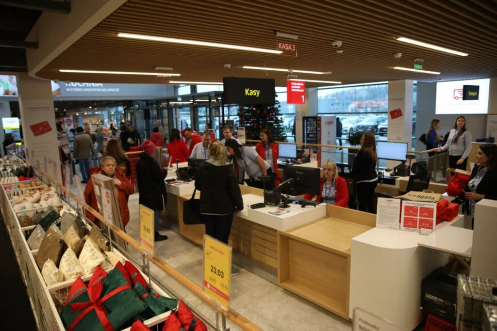 Salon ma aż dwa piętra. Zaglądamy do środka. - Tłumy na otwarciu Agata Meble w Olsztynie. Oto jak wygląda salon w środku