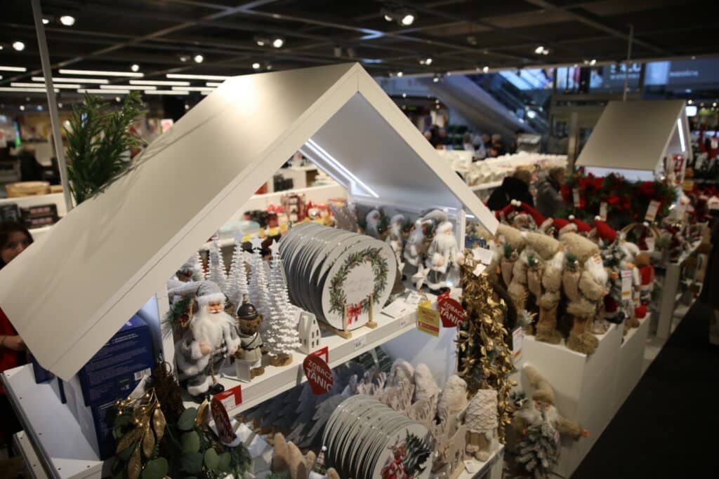 Salon ma aż dwa piętra. Zaglądamy do środka. - Tłumy na otwarciu Agata Meble w Olsztynie. Oto jak wygląda salon w środku