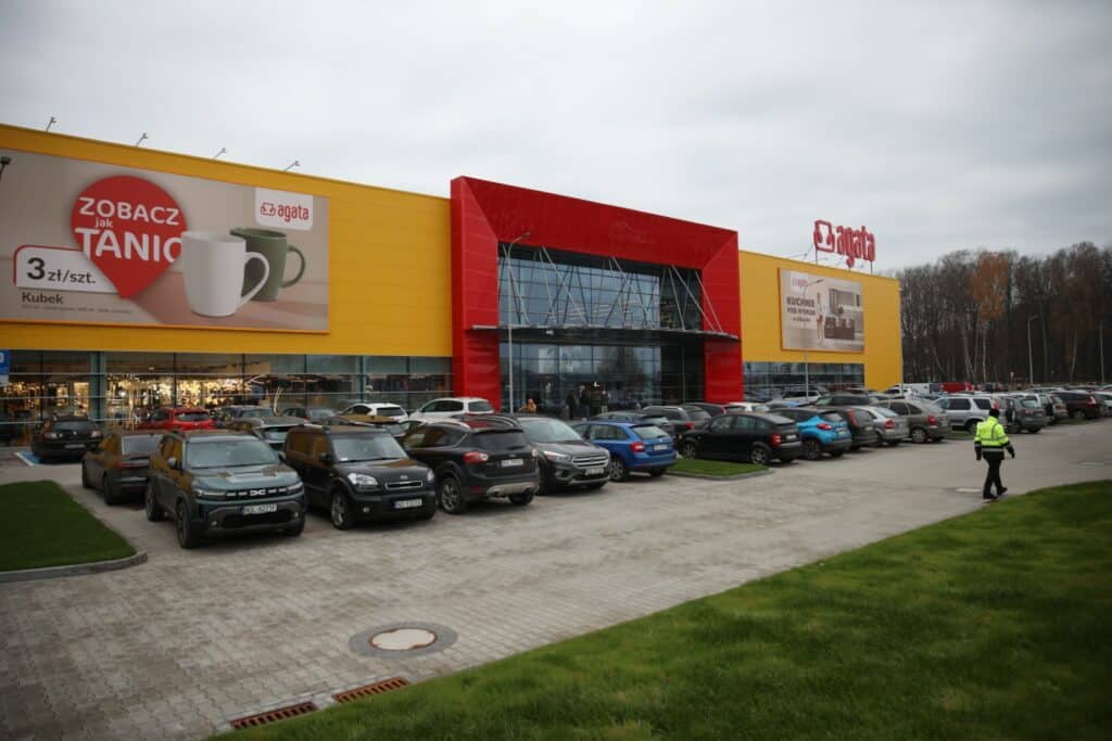 Salon ma aż dwa piętra. Zaglądamy do środka. - Tłumy na otwarciu Agata Meble w Olsztynie. Oto jak wygląda salon w środku