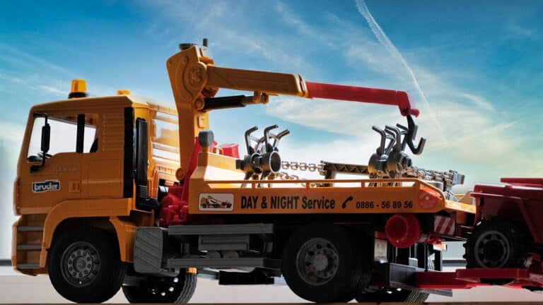 Holowanie czy laweta? Zasady, ograniczenia i koszty