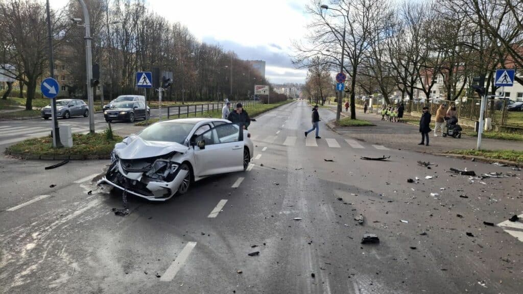 Senior wymusił pierwszeństwo pod szpitalem dziecięcym. - Zderzenie pod szpitalem dziecięcym! Kierowca w szpitalu, 70-latek ukarany