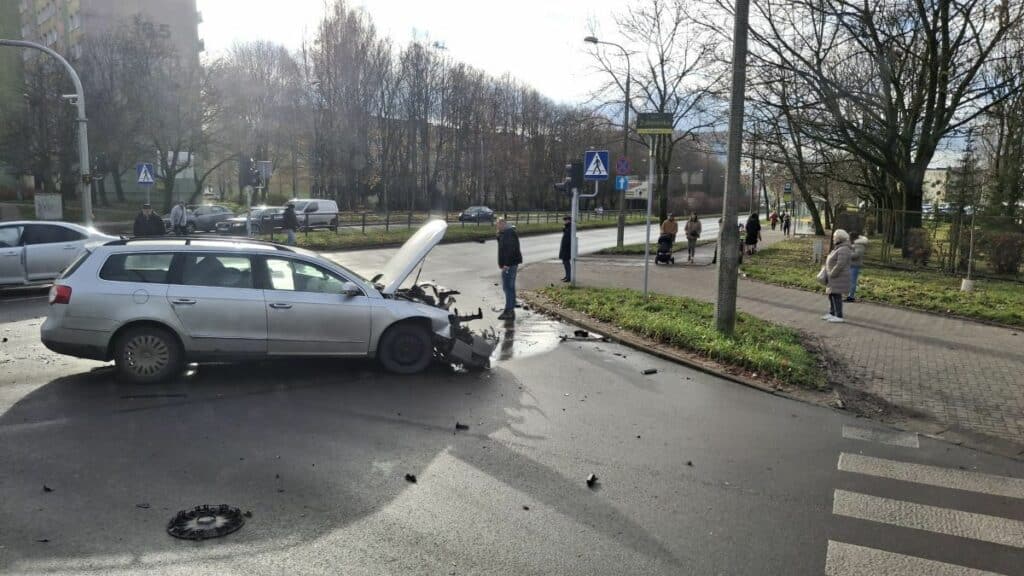 Senior wymusił pierwszeństwo pod szpitalem dziecięcym. - Zderzenie pod szpitalem dziecięcym! Kierowca w szpitalu, 70-latek ukarany