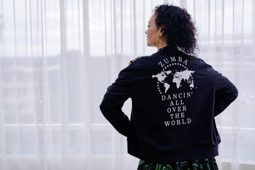 Jak powstają nadruki na kurtkach? Porównanie technik