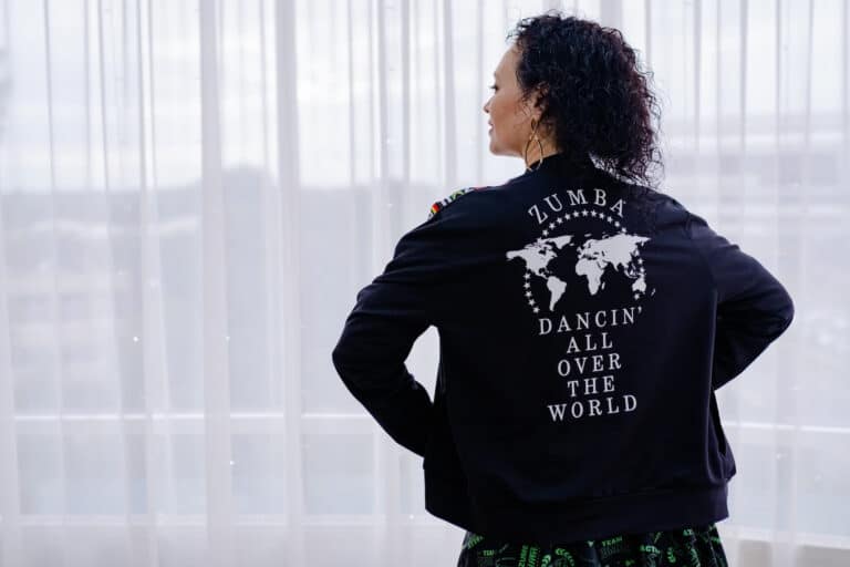 Jak powstają nadruki na kurtkach? Porównanie technik