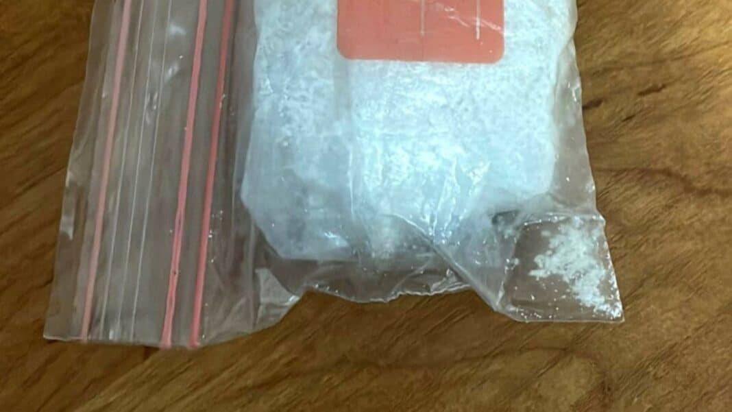 dzielnicowy odwiedził dom a tam narkotyki