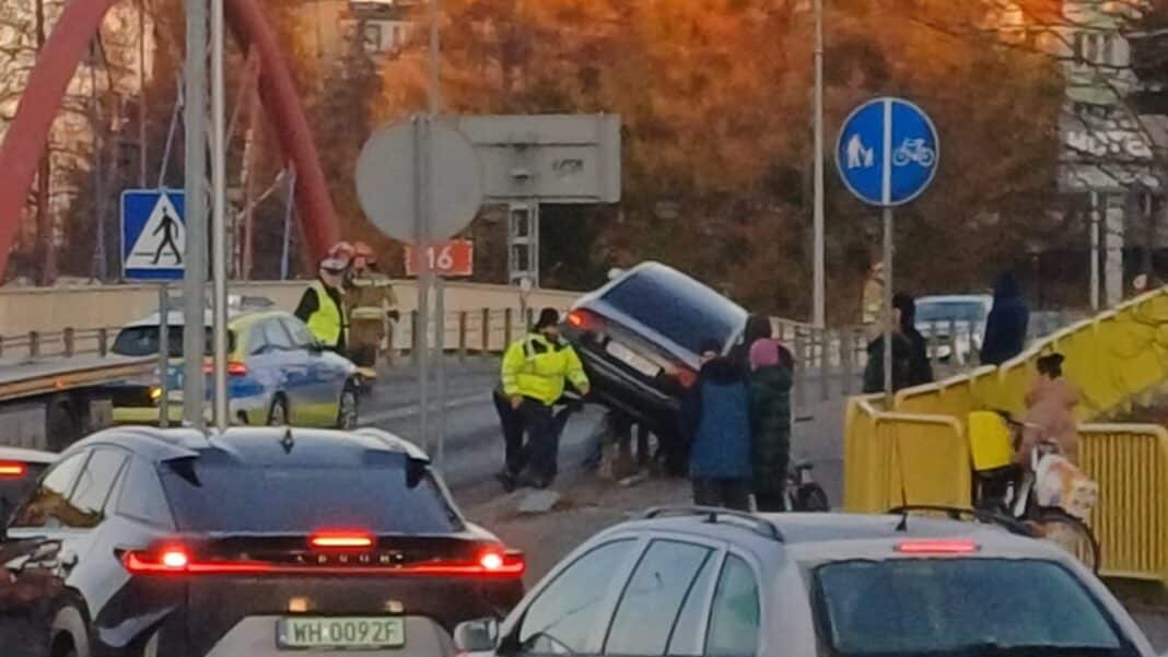 audi zawisło na moście w iławie