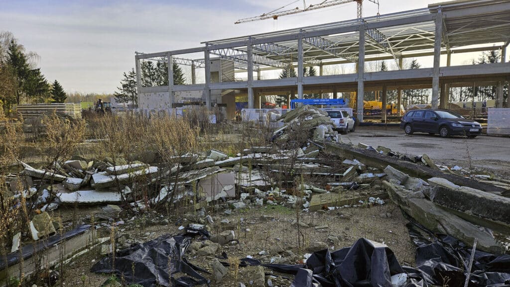 Jesień 2026 przyniesie duże otwarcie. Na Towarowej trwa budowa nowego centrum usług. - Nowy obiekt handlowo-usługowy rośnie przy dawnej giełdzie na ul. Towarowej
