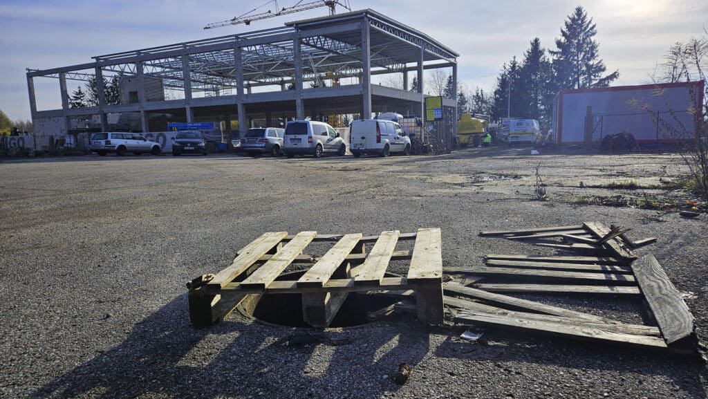 Jesień 2026 przyniesie duże otwarcie. Na Towarowej trwa budowa nowego centrum usług. - Nowy obiekt handlowo-usługowy rośnie przy dawnej giełdzie na ul. Towarowej