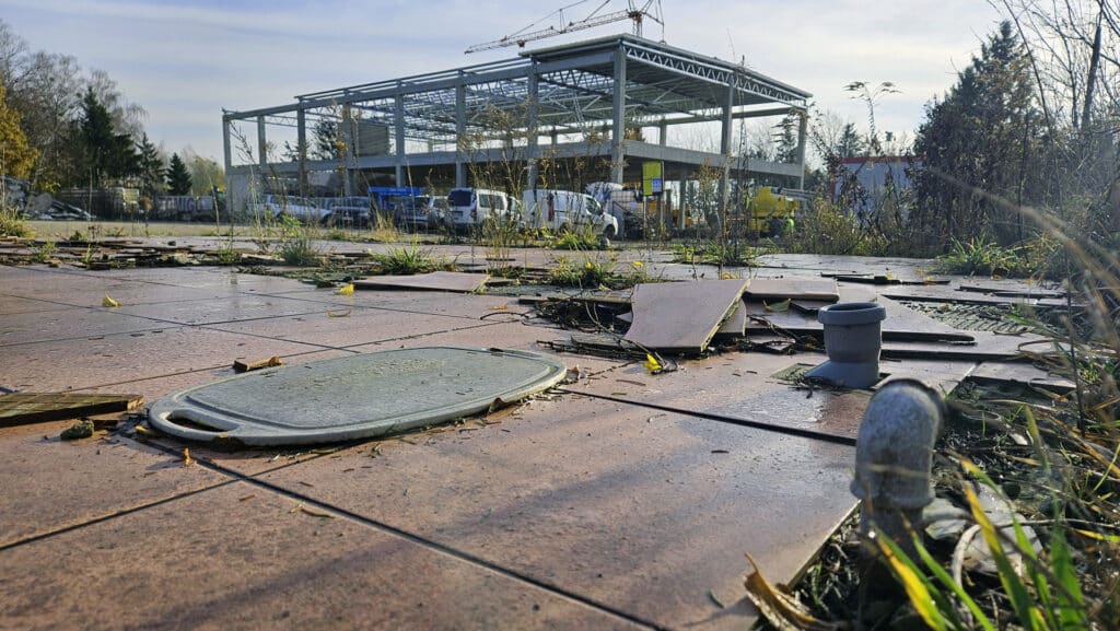 Jesień 2026 przyniesie duże otwarcie. Na Towarowej trwa budowa nowego centrum usług. - Nowy obiekt handlowo-usługowy rośnie przy dawnej giełdzie na ul. Towarowej