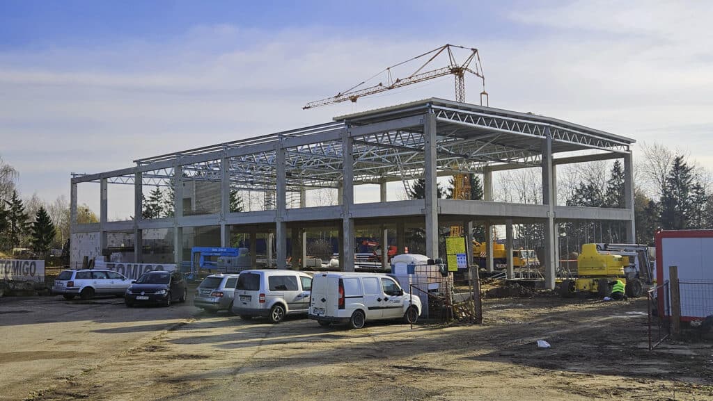 Jesień 2026 przyniesie duże otwarcie. Na Towarowej trwa budowa nowego centrum usług. - Nowy obiekt handlowo-usługowy rośnie przy dawnej giełdzie na ul. Towarowej