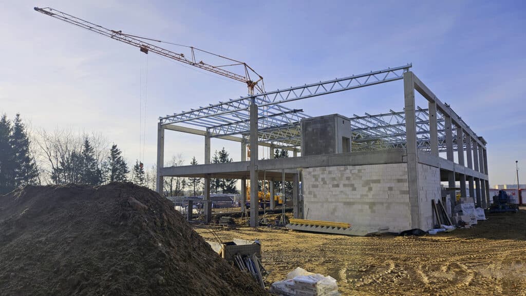 Jesień 2026 przyniesie duże otwarcie. Na Towarowej trwa budowa nowego centrum usług. - Nowy obiekt handlowo-usługowy rośnie przy dawnej giełdzie na ul. Towarowej