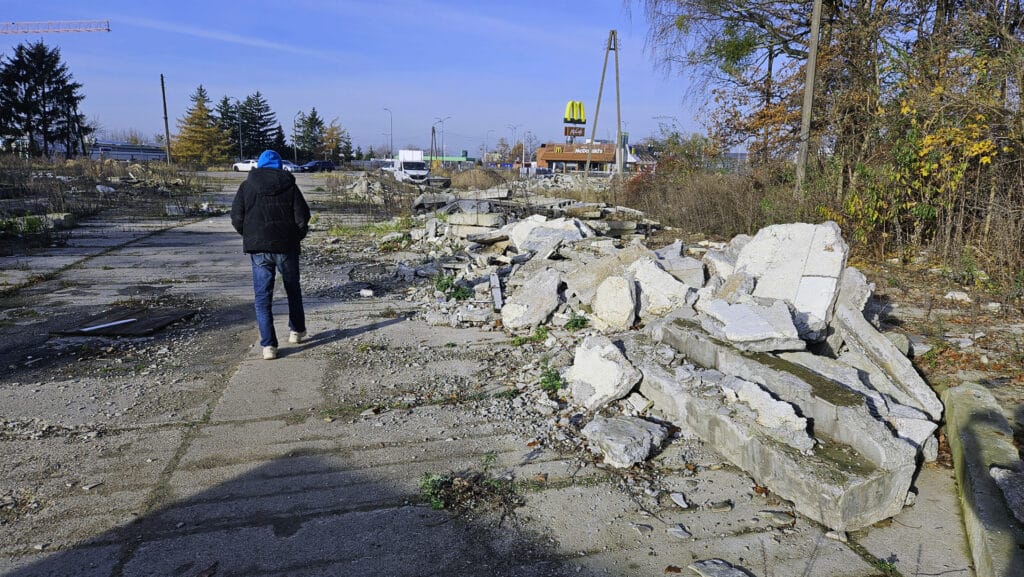 Jesień 2026 przyniesie duże otwarcie. Na Towarowej trwa budowa nowego centrum usług. - Nowy obiekt handlowo-usługowy rośnie przy dawnej giełdzie na ul. Towarowej