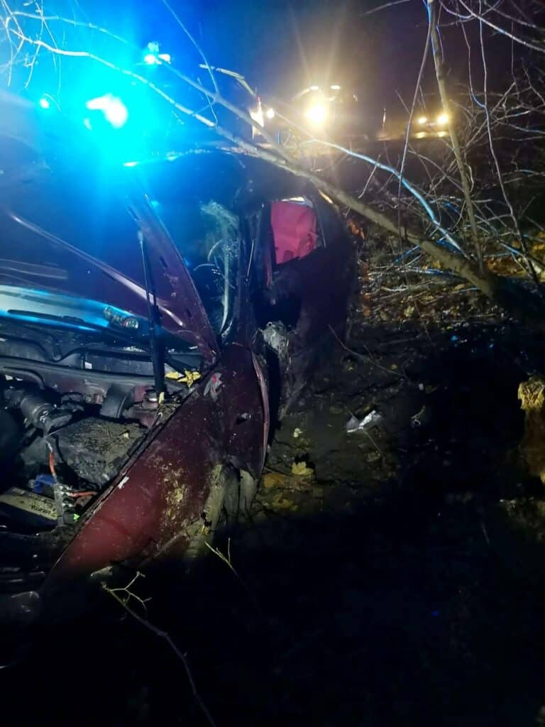 24-latka straciła panowanie nad autem. - Auto obróciło się i wpadło do rowu! Dwie osoby trafiły do szpitala