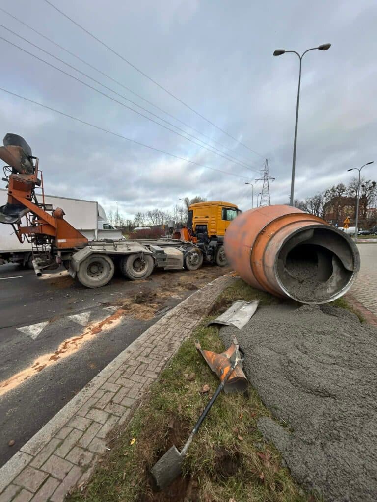Gruszka nieoczekiwanie spadła z pojazdu, który przejeżdżał przez rondo. - Gruszka betoniarki spadła na rondzie w Olsztynie. Konsekwencje są poważne
