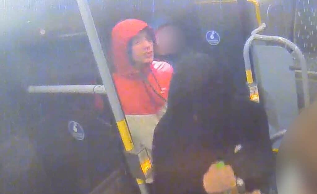 Szaleństwo w centrum Olsztyna! Wandal "poturbował" biletomat, a potem tańczył w autobusie. - Bruce Lee z komunikacji miejskiej w Olsztynie poszukiwany!