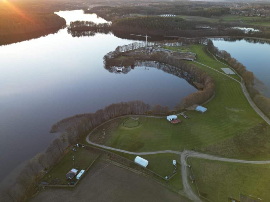 To był najpiękniejszy dziki półwysep. Teraz powstaje tajemniczy obiekt. - Syn miliardera stawia gigantyczną wieżę nad Jeziorem Ukiel. Wykupił cały półwysep