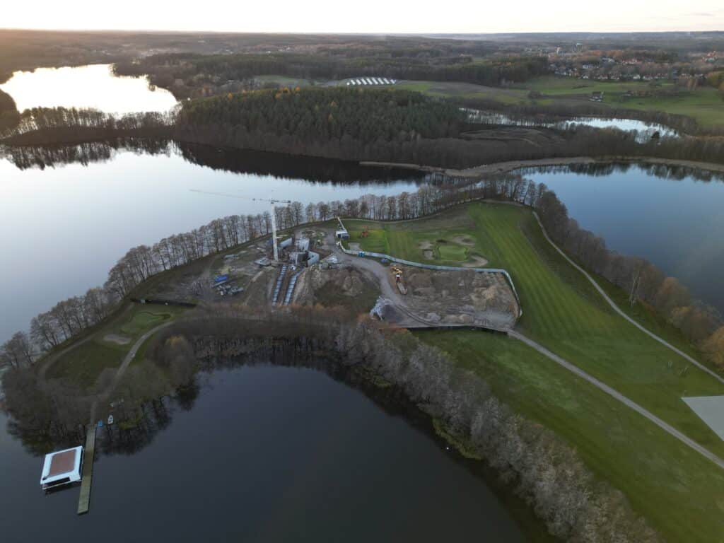 To był najpiękniejszy dziki półwysep. Teraz powstaje tajemniczy obiekt. - Syn miliardera stawia gigantyczną wieżę nad Jeziorem Ukiel. Wykupił cały półwysep