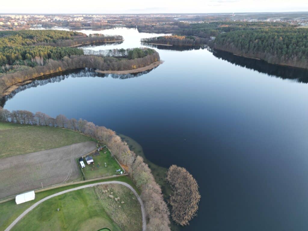 To był najpiękniejszy dziki półwysep. Teraz powstaje tajemniczy obiekt. - Syn miliardera stawia gigantyczną wieżę nad Jeziorem Ukiel. Wykupił cały półwysep