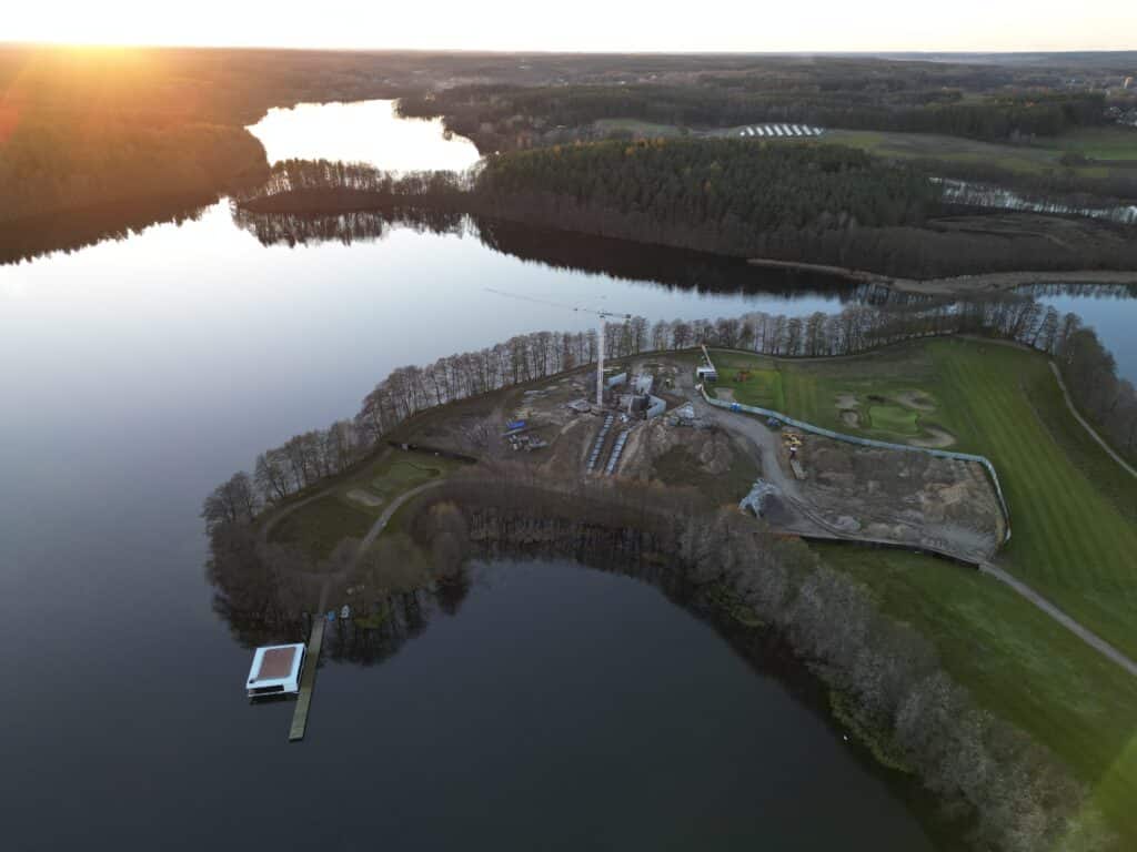 To był najpiękniejszy dziki półwysep. Teraz powstaje tajemniczy obiekt. - Syn miliardera stawia gigantyczną wieżę nad Jeziorem Ukiel. Wykupił cały półwysep