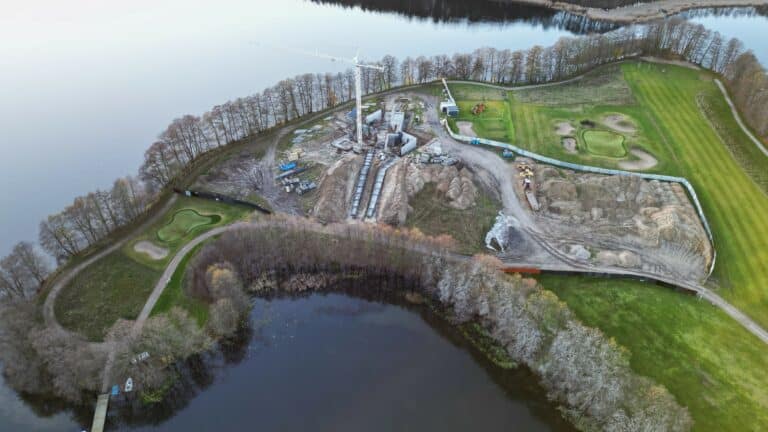 Syn miliardera stawia gigantyczną wieżę nad Jeziorem Ukiel. Wykupił cały półwysep